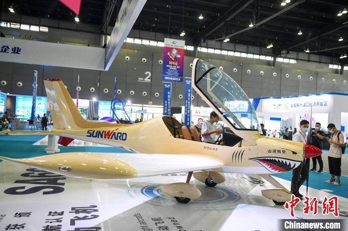 2022湖南(国际)通用航空产业博览会展示各类通用航空飞行器。　杨华峰 摄